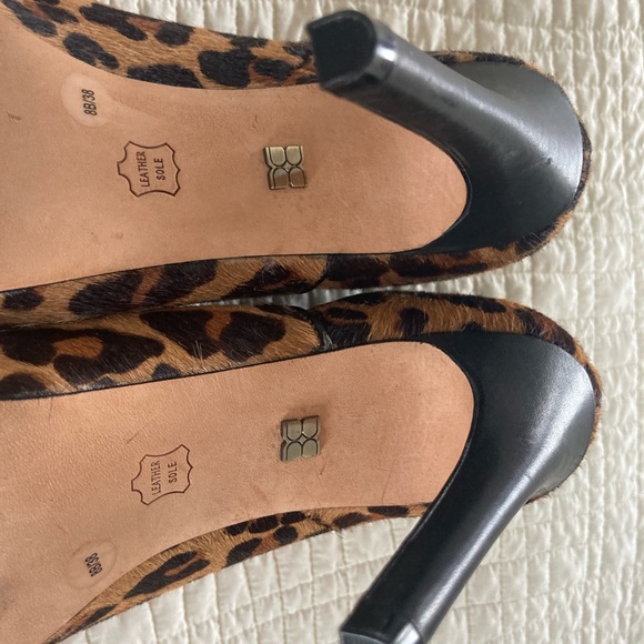 Size 8 BCBG MaxAxaria 4 inch open toe heels. - Picture 5 of 7